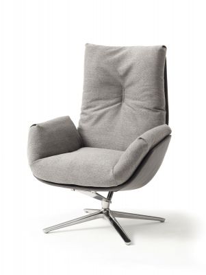 Grauer Cordia Lounge Drehsessel von Cor mit Stoffbezug und Metallfuß auf weißem Hintergrund.